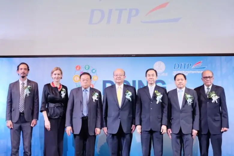 นายพิศิษฐ์ เสรีวิวัฒนา (ที่ 3 จากขวา) กรร...