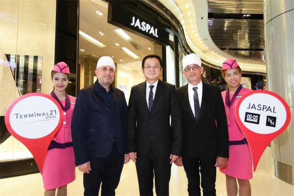 นายประเสริฐ ศรีอุฬารพงศ์ (กลาง) กรรมการผู...