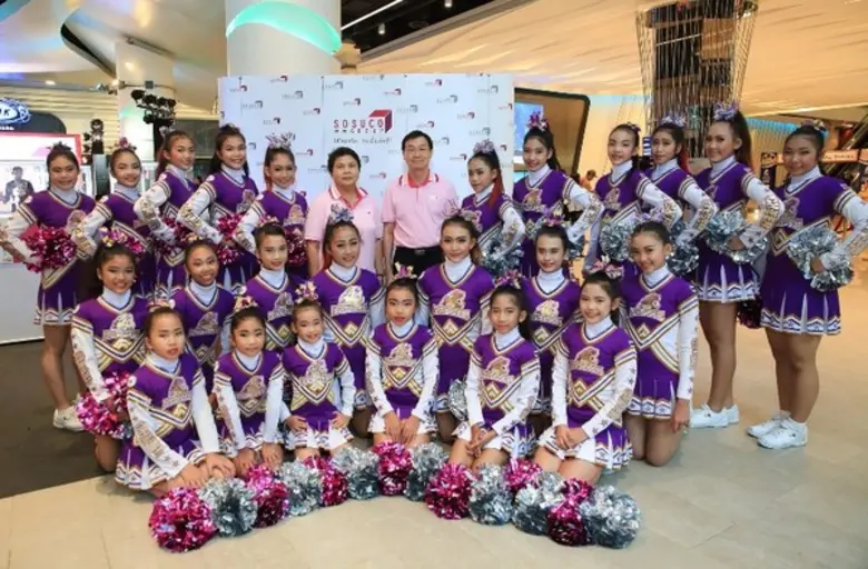 ปิยะดา ศรีสังข์ (ที่ 6 จากซ้าย) ผู้ช่วยกร...