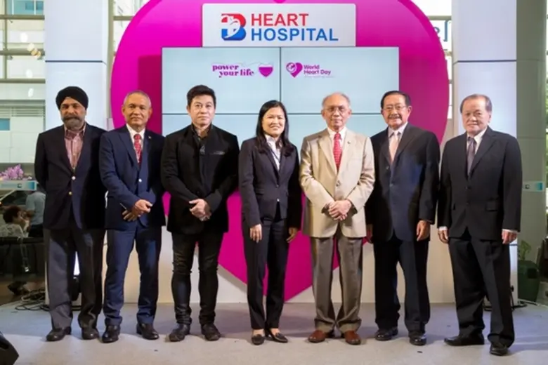 แพทย์หญิงปรมาภรณ์ ปราสาททองโอสถ ประธานคณะ...