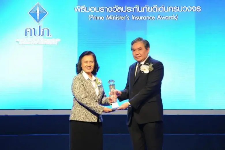 อภิศักดิ์ ตันติวรวงศ์ (ขวา) รัฐมนตรีว่ากา...
