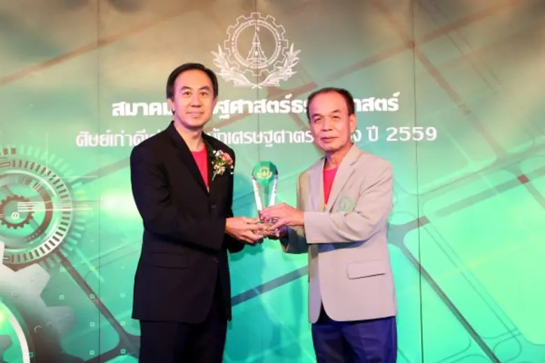 นายพิศิษฐ์ เสรีวิวัฒนา (ซ้าย) กรรมการผู้จ...