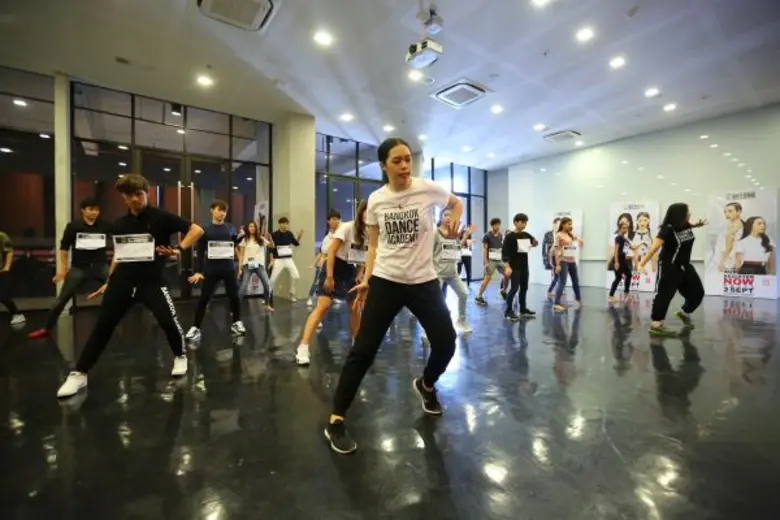 นวินดา ปัจฉิมสวัสดิ์ สาวเก่งจากบางกอกแดนซ์ไปเป็นวิทยากร Movement and Dance ให้กับผู้นำเชียร์ของจุฬาลงกรณ์มหาวิทยาลัย