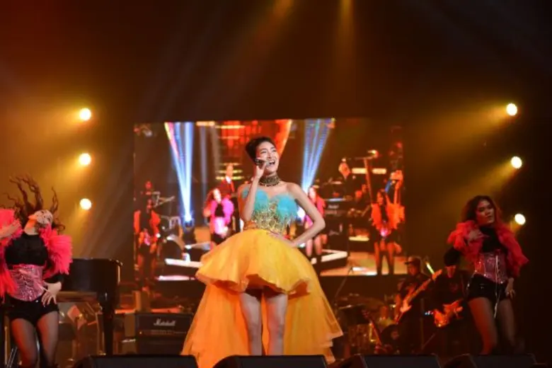 หนึ่ง-จักรวาล เสาธงยุติธรรม โปรดิวเซอร์แล...