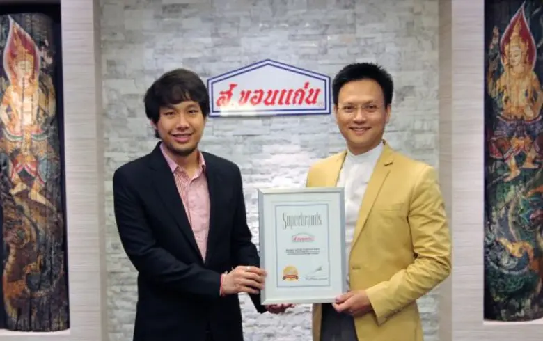 นายจรัญพจน์ รุจิราโสภณ (ซ้าย) ประธานเจ้าห...