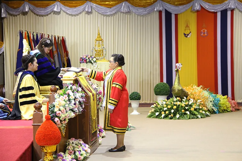 'อ.ตรีชาติ- อ.จงกลนี’ รับโล่พระราชทานอาจารย์ตัวอย่าง 'โนราละมัย’ รับปริญญามหาบัณฑิตกิตติมศักดิ์