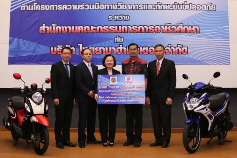 นางสาวจินตนา อุดมทรัพย์ (คนกลาง) ผู้จัดการใหญ่ด้านก...