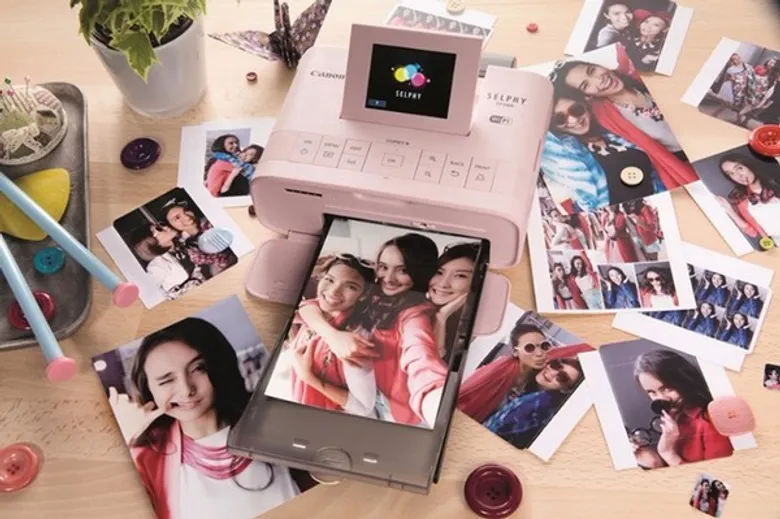 แคนนอน เปิดตัวเครื่องพิมพ์ภาพ Canon Selphy รุ่นใหม่ CP1200 มี WiFi ในตัว เชื่อมต่อและพรินต์รูปถ่ายจากกล้อง หรือสมาร์ทโฟนได้ทันที ถูกใจคนชอบงานประดิษฐ์แบบ D.I.Y