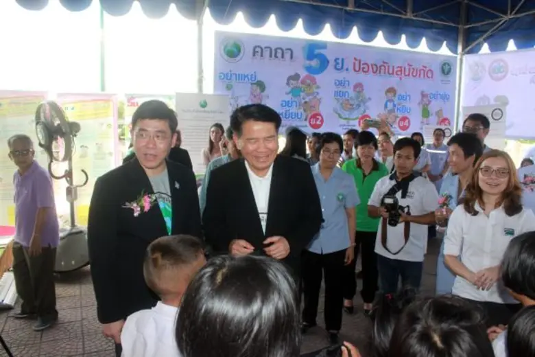ที่ริมเขื่อนสะพานแดง คลอง 1 จ.ปทุมธานี นา...
