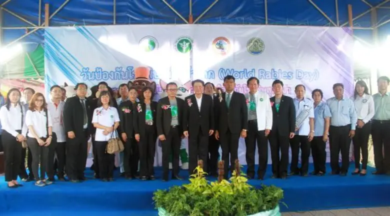 นายแพทย์อำนวย กาจีนะ อธิบดีกรมควบคุมโรค พร้อมนายสัต...