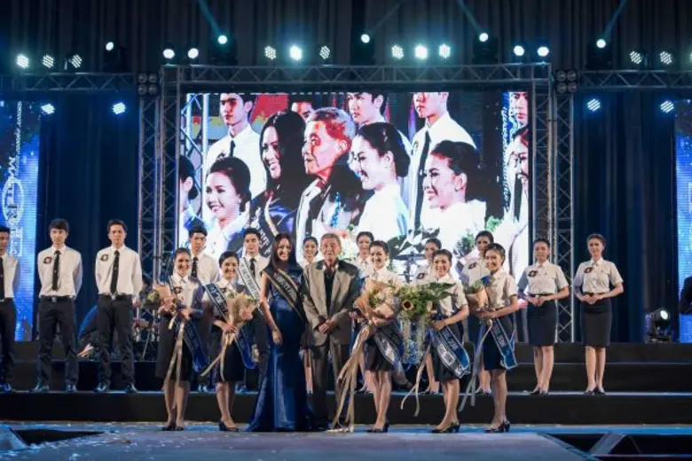 สาวบริหารจับมือหนุ่มสื่อสารมวลชน รับตำแหน่งดาว-เดือน 2016 มทร.ธัญบุรี