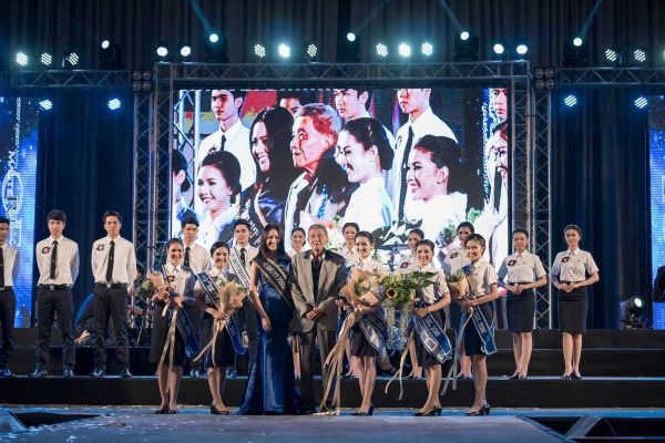 สาวบริหารจับมือหนุ่มสื่อสารมวลชน รับตำแหน่งดาว-เดือน 2016 มทร.ธัญบุรี