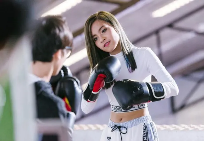 “แองจี้ กามิกาเซ่” ปล่อยหมัดหนัก!! ยกพวกป้องหนุ่มเนิร์ด ใน MV “เข้าใจป่ะ (Act Like a Boy)”