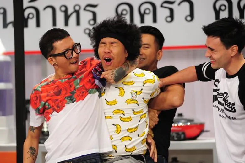 ทีวีไกด์: ซิทคอม "บริษัท ฮาไม่จำกัด" “ดีเจพล่ากุ้ง” ซ่าไม่ออก ถูก “ตั๊ก – บอล – แจ๊ส” รวบ!!! แย่งของหวง ใน บริษัท ฮาไม่จำกัด