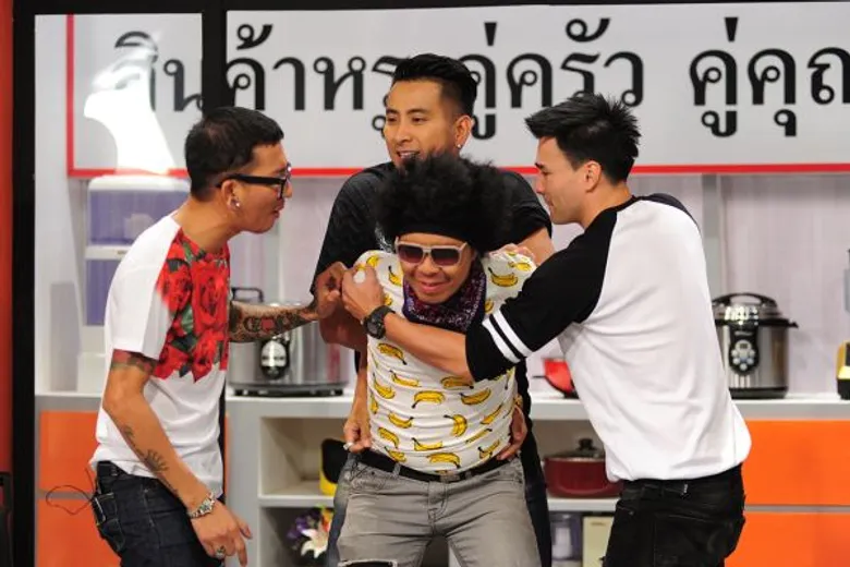 ทีวีไกด์: ซิทคอม "บริษัท ฮาไม่จำกัด" “ดีเจพล่ากุ้ง” ซ่าไม่ออก ถูก “ตั๊ก – บอล – แจ๊ส” รวบ!!! แย่งของหวง ใน บริษัท ฮาไม่จำกัด
