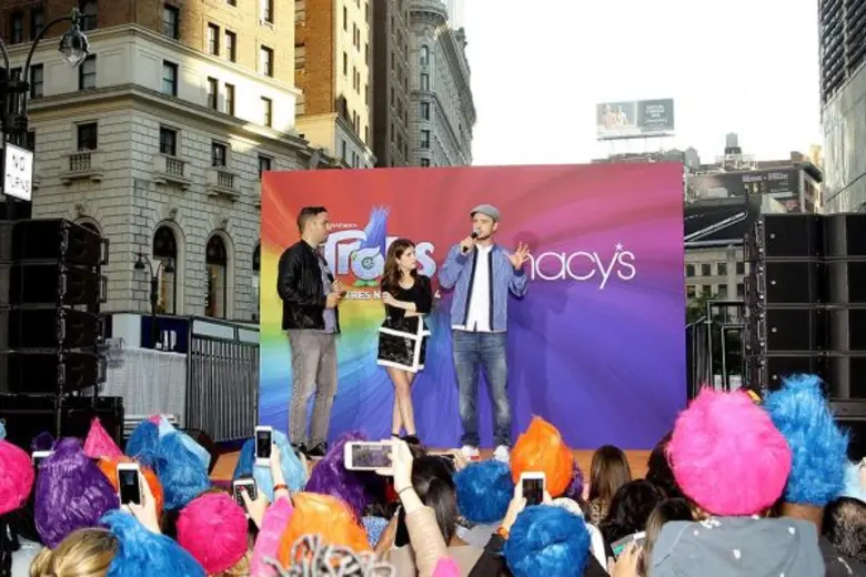 สองนักแสดงนำจากภาพยนตร์ Trolls ร่วมงาน Ma...