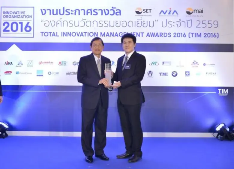 นายธีรยุทธ์ ประสิทธิ์รัตนพร (คนขวา) รองกร...