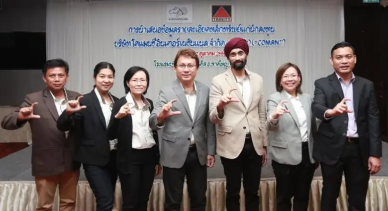 คุณสมบูรณ์ ศุขีวิริยะ (ที่ 4 จากซ้าย) ประ...