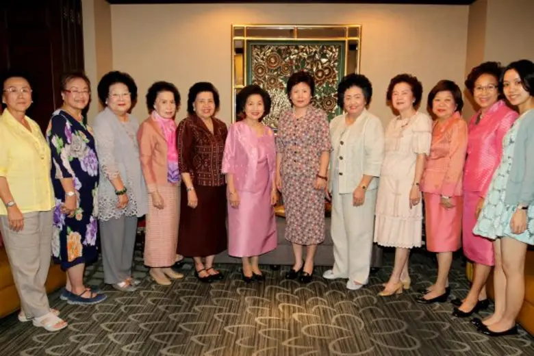 รัตนา นรพัลลภ (แถวนั่ง คนที่ 4 จากซ้าย) น...