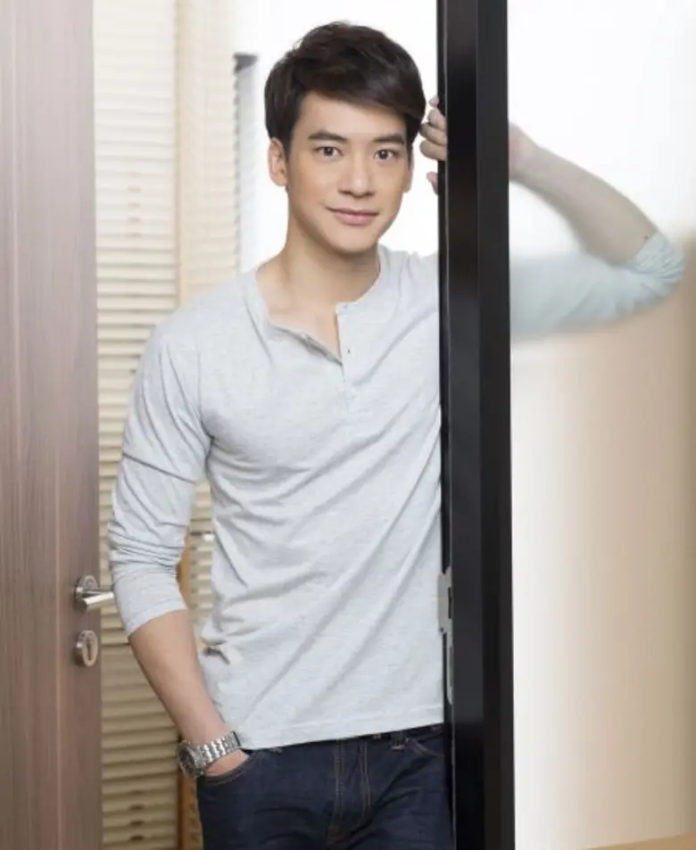 นอกจากจะได้เป็นพระเอกซิทคอม "สูตรรักชุลมุ...