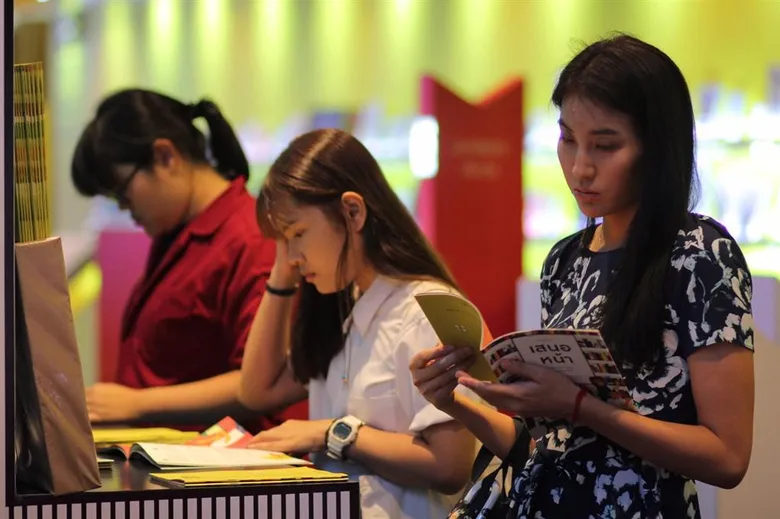 เปิดงานมหกรรมหนังสือฯ ครั้งที่ 21 สุดยิ่งใหญ่ สวนกระแสเศรษฐกิจ!!! สำนักพิมพ์ 406 แห่งขนกองทัพหนังสือลดราคา 15 - 80 % เอาใจนักอ่าน