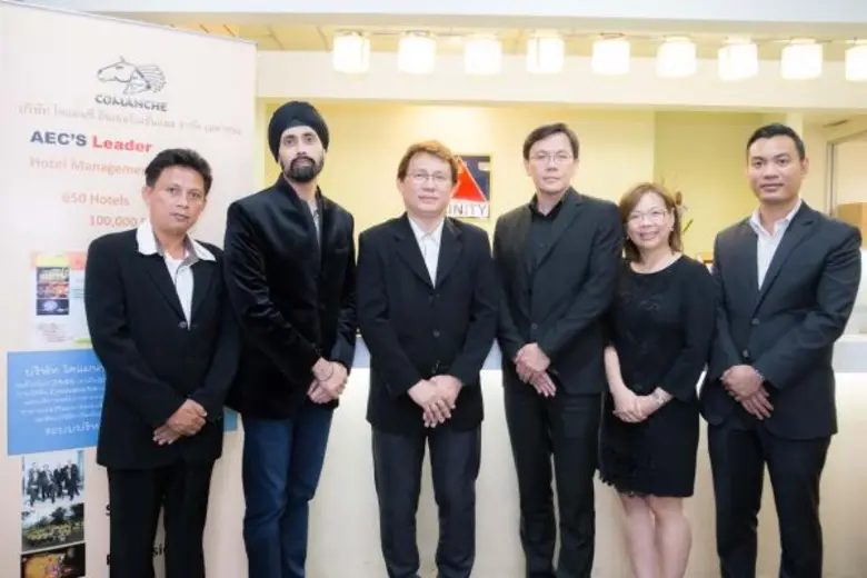 คุณสมบูรณ์ ศุขีวิริยะ (ที่ 3 จากซ้าย) ประ...