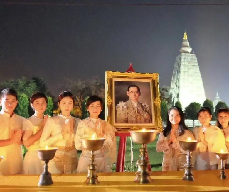 ครูอ้อย เข็มทิศชีวิต นำเข็มทิศภาวนา 289 ชีวิต น้อมใจส่งเสด็จสู่สวรรคาลัย ณ พุทธคยา อินเดีย