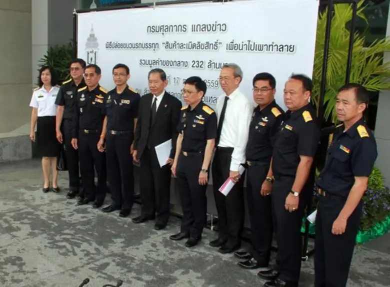 นายกุลิศ สมบัติศิริ อธิบดีกรมศุลกากร พร้อ...
