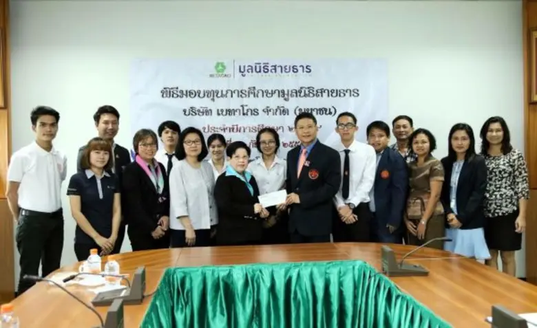 นางสมใจ วุฒิพุธนันท์ กรรมการมูลนิธิสายธาร ในความอุป...