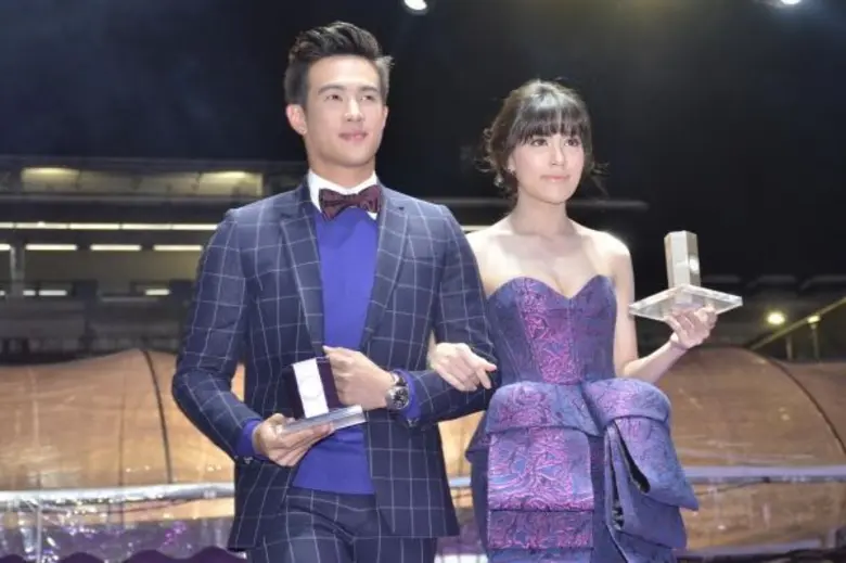 “คิมเบอร์ลี่ - เจมส์ มาร์” จูงมือสร้างความจิ้น ขึ้นแท่นพรีเซ็นเตอร์คู่แรก ele