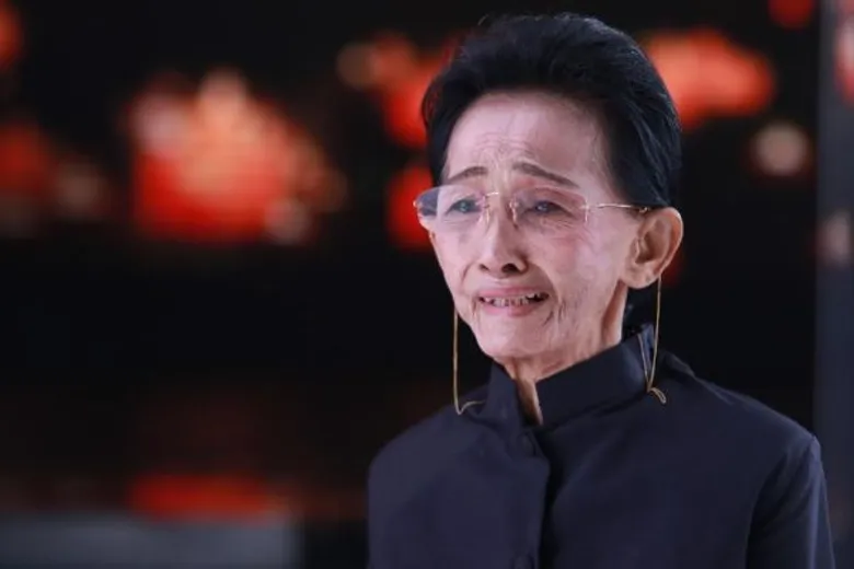 เวิร์คพอยท์ ร่วมกับ ครูชลธี ยกทัพศิลปินลูกทุ่งทั่วฟ้าเมืองไทย ถ่ายเอ็มวี เพลงฟ้าร้องไห้ แสดงความอาลัย พระบาทสมเด็จพระปรมินทรมหาภูมิพลอดุลยเดช