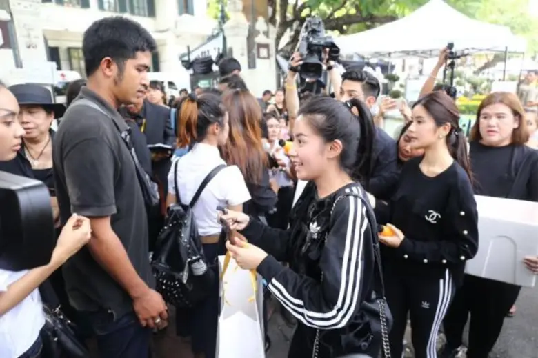 “ใบเตย-มด” นำทีม แจกริบบิ้นดำ ขนม น้ำ ให้ประชาชนทำดีถวายพ่อหลวง