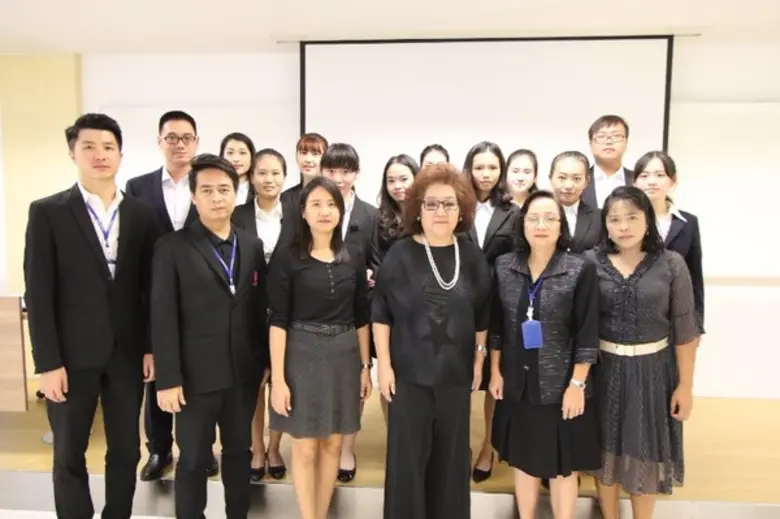 อาจารย์จิณดา เตชะวณิช รองอธิการบดีด้านการ...