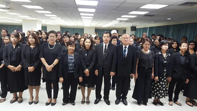 ผู้บริหาร พนักงาน และฝ่ายขายไทยประกันชีวิตทั่วประเทศ น้อมเกล้าน้อมกระหม่อมถวายอาลัยพระบาทสมเด็จพระปรมินทรมหาภูมิพลอดุลยเดช