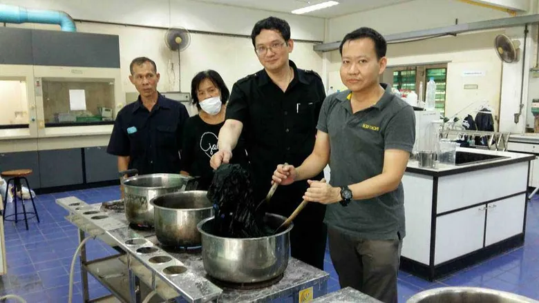 มทร.ธัญบุรี เปิดศูนย์บริการย้อมผ้าดำฟรี