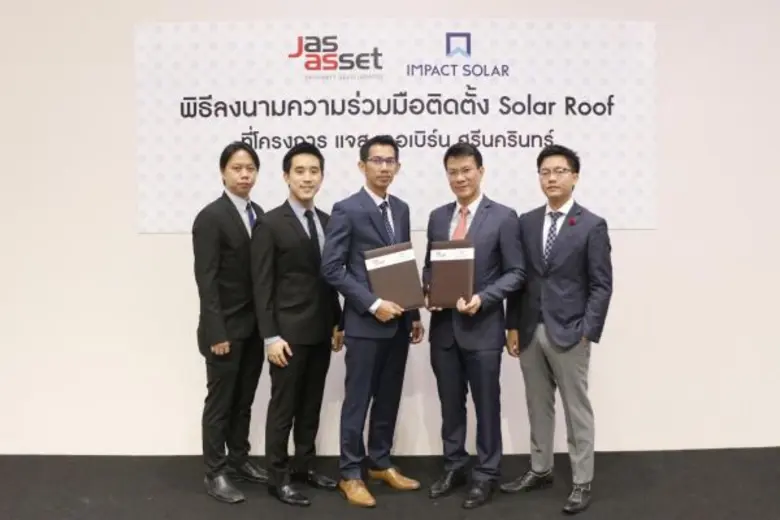 นายสุพจน์ วรรณา (กลาง) ประธานเจ้าหน้าที่บ...
