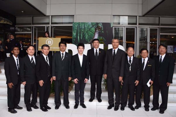 นายวัลลภ กมลวิศิษฎ์ (ที่ 6 จากขวา ) รองกร...