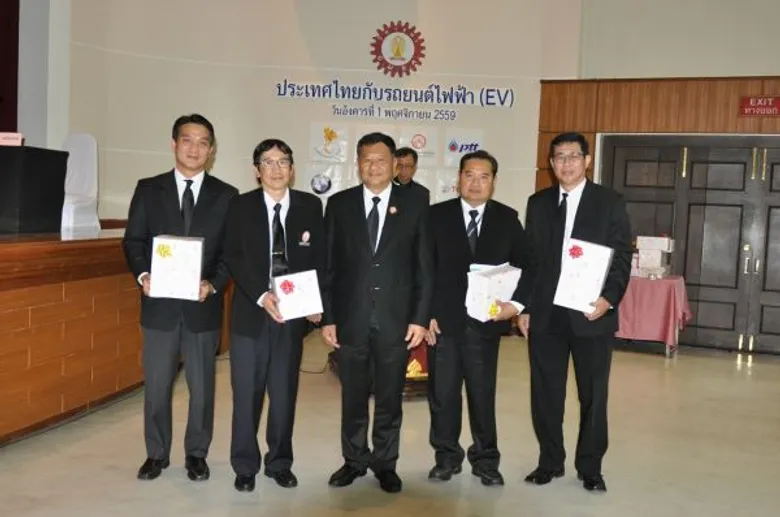 นิสิตเก่าวิศวะจุฬาฯ จัดสัมมนา “ประเทศไทยกับรถยนต์ไฟฟ้า (EV) ” ดึงภาครัฐและเอกชนให้ความรู้ พร้อมจัดนิทรรศการรถยนต์ไฟฟ้าหลากระบบ เตรียมรับยานยนต์แห่งโลกอนาคตอันใกล้