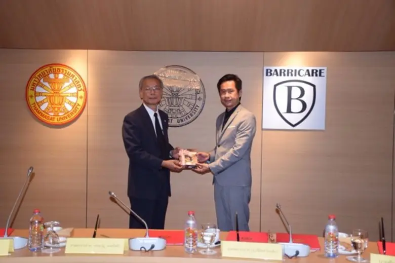 ศ.ดร. สมคิด เลิศไพฑูรย์(ซ้าย) อธิการบดี ม...