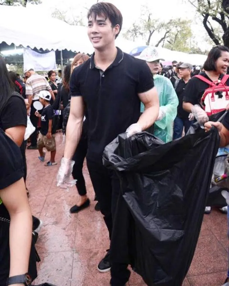 “เด่นคุณ งามเนตร” ปณิธานแน่วแน่ยึดหลักคำสอน “พ่อหลวง” เริ่มต้นทำจิตอาสาร่วมกับแฟนคลับ เก็บขยะบริเวณรอบสนามหลวง