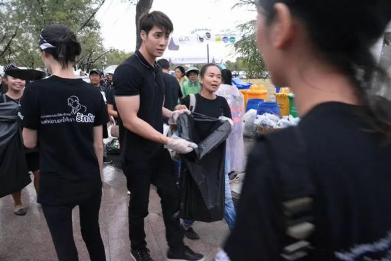 “เด่นคุณ งามเนตร” ปณิธานแน่วแน่ยึดหลักคำสอน “พ่อหลวง” เริ่มต้นทำจิตอาสาร่วมกับแฟนคลับ เก็บขยะบริเวณรอบสนามหลวง