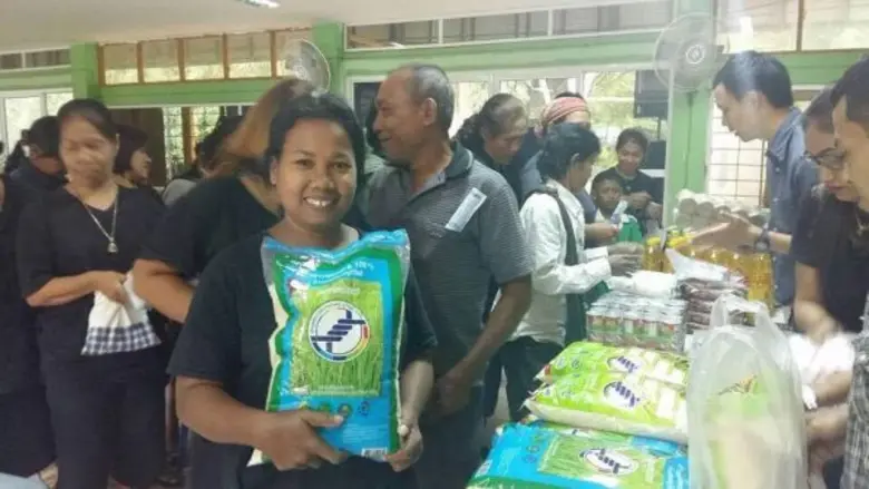 สหกรณ์ตรังร่วมใจ ช่วยเหลือชาวนารับซื้อข้าวสารจากสหกรณ์ภาคอีสานมากระจายสู่ผู้บริโภคเพื่อช่วยระบายผลผลิต