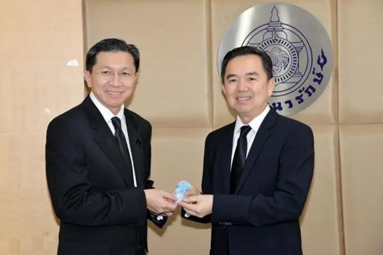 นายจักรกฤศฏิ์ พาราพันธกุล อธิบดีกรมธนารักษ์ ให้สัมภ...