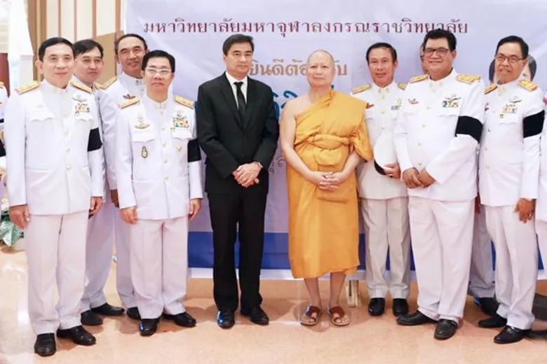 ภาพข่าว: “อภิสิทธิ์” บำเพ็ญพระราชกุศลวันปิยมหาราช