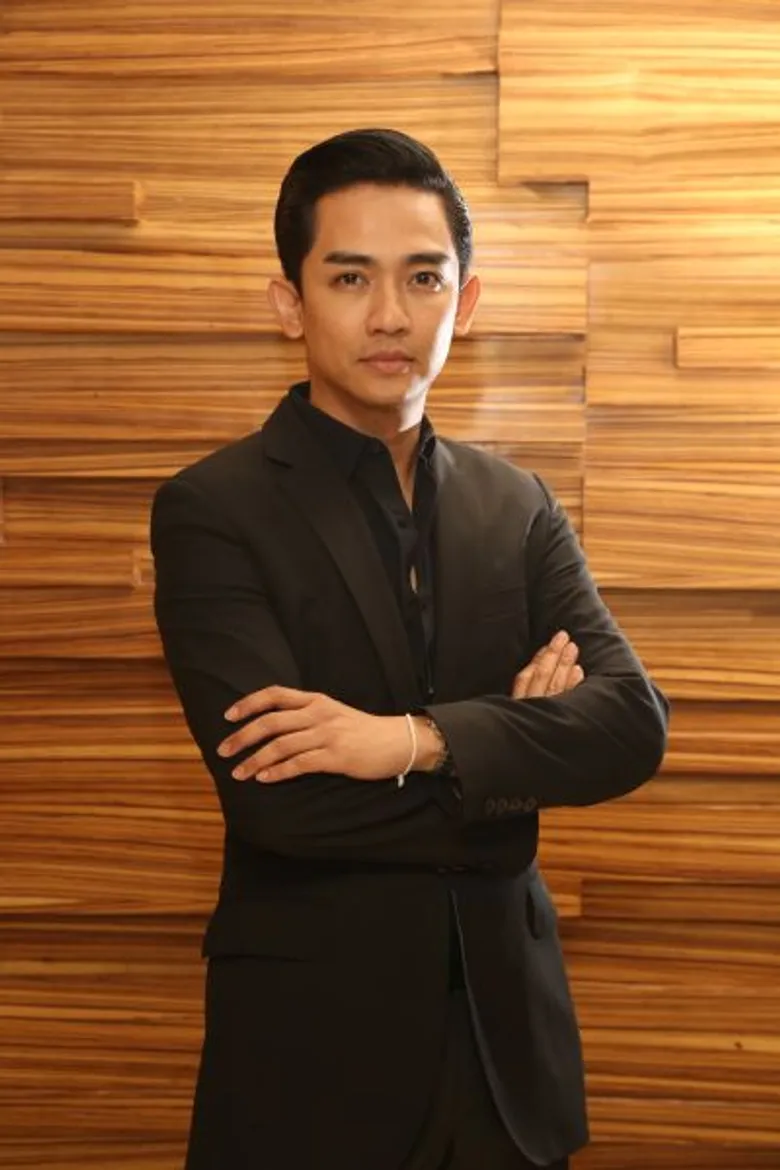 "ธ สถิตในดวงใจไทยนิรันดร์ Forever in our Heart;Foreverour King นิทรรศการที่หลอมรวมผลงานศิลปกรรมที่สร้างขึ้นด้วยความรัก ความศรัทธาจากเหล่าศิลปินเพชรน้ำเอกแห่งวงการศิลปะยุครัตนโกสินทร์