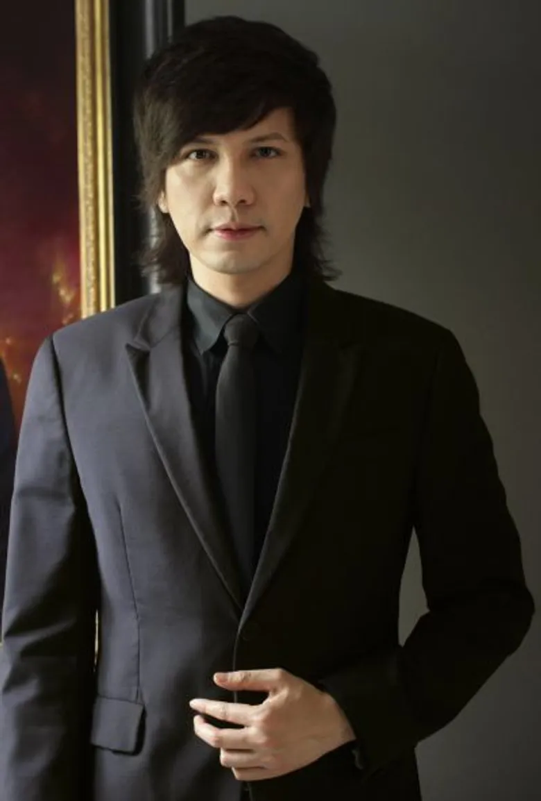 "ธ สถิตในดวงใจไทยนิรันดร์ Forever in our Heart;Foreverour King นิทรรศการที่หลอมรวมผลงานศิลปกรรมที่สร้างขึ้นด้วยความรัก ความศรัทธาจากเหล่าศิลปินเพชรน้ำเอกแห่งวงการศิลปะยุครัตนโกสินทร์