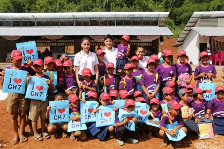 “ไมค์-ปุ๊กลุก” สร้างฝาย มอบอุปกรณ์การเรียน ในกิจกรรม “7 สีช่วยชาวบ้าน” จ.เชียงราย