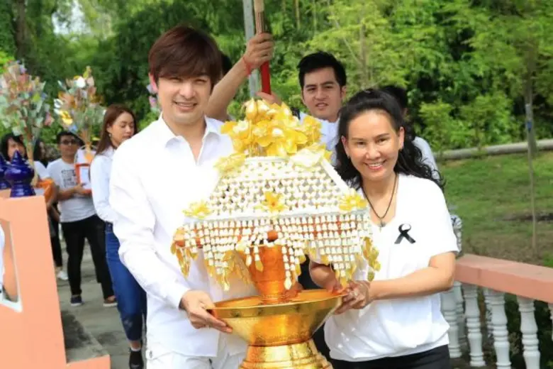 “ฉอด สายทิพย์” และ “เอส วรฤทธิ์” นำทีมผู้บริหาร ดีเจ นักแสดง พนักงาน เอ-ไทม์ มีเดีย และ จีเอ็มเอ็ม 25 ทอดกฐินถวายเป็นพระราชกุศล แด่พระเจ้าอยู่หัว รัชกาลที่ 9
