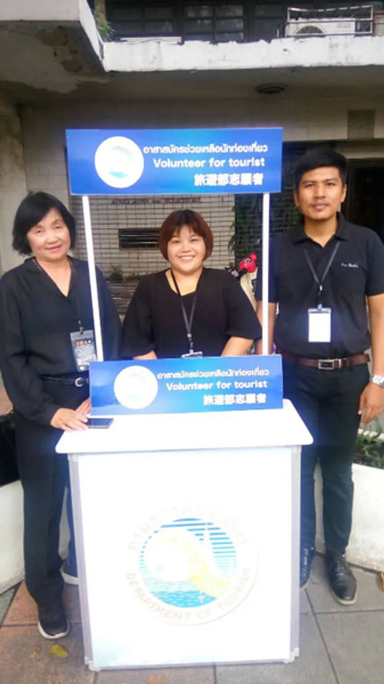 กรมการท่องเที่ยวจัดเจ้าหน้าที่ และอาสาสมัครภาษาจีน อังกฤษ และภาษาต่างประเทศ รองรับนักท่องเที่ยวต่างชาติทยอยเข้าชมวัดพระแก้ว