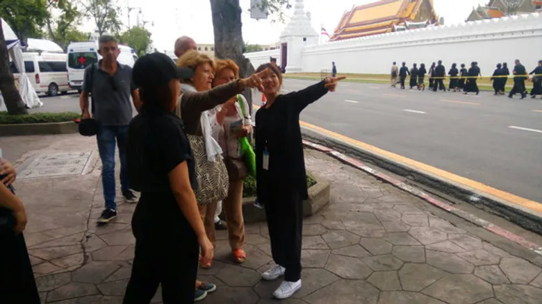 กรมการท่องเที่ยวจัดเจ้าหน้าที่ และอาสาสมัครภาษาจีน อังกฤษ และภาษาต่างประเทศ รองรับนักท่องเที่ยวต่างชาติทยอยเข้าชมวัดพระแก้ว